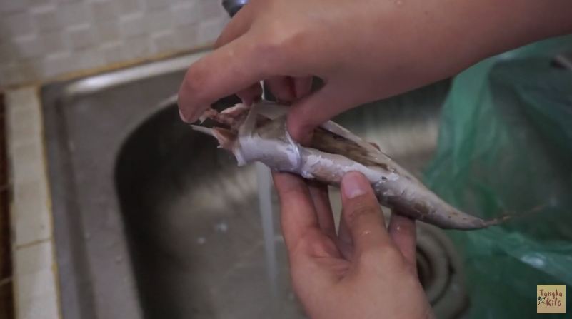 Cara mencuci ikan pindang keranjang agar bersih, tanpa duri dan antiamis