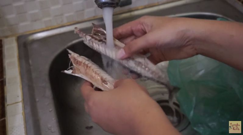 Cara mencuci ikan pindang keranjang agar bersih, tanpa duri dan antiamis