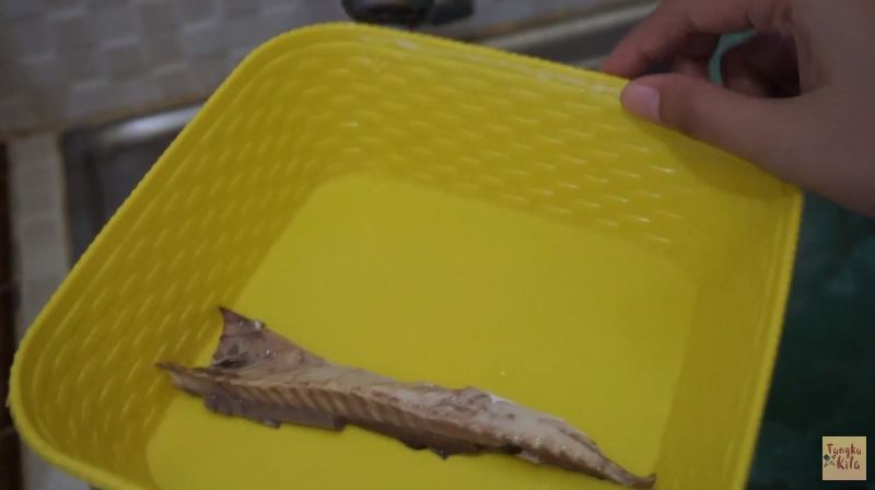 Cara mencuci ikan pindang keranjang agar bersih, tanpa duri dan antiamis