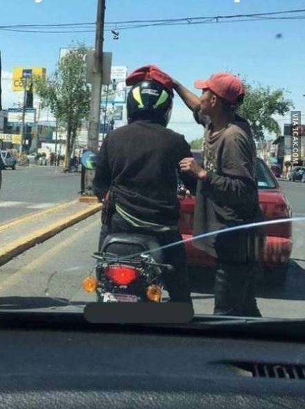 momen di lampu merah ini bikin bingung pengendara © berbagai sumber