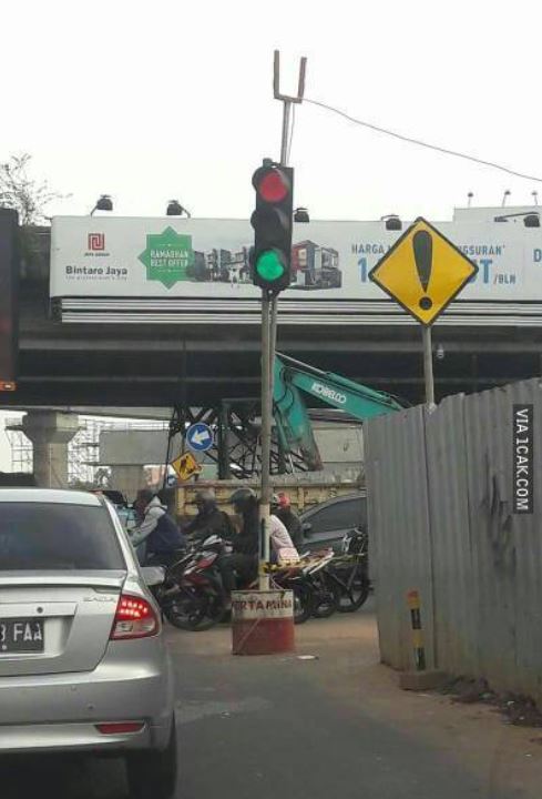 momen di lampu merah ini bikin bingung pengendara © berbagai sumber