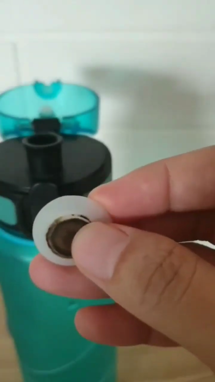 Cuma pakai dua bahan, ini cara hilangkan jamur membandel di tutup botol minum