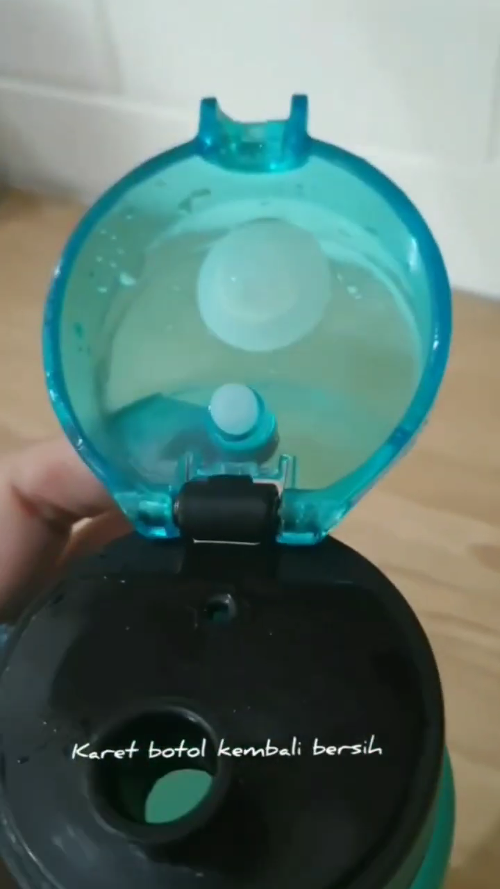 Cuma pakai dua bahan, ini cara hilangkan jamur membandel di tutup botol minum