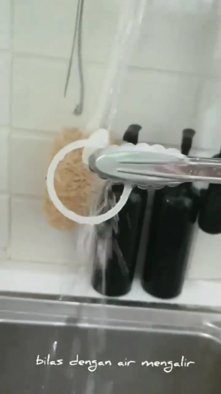 Cuma pakai dua bahan, ini cara hilangkan jamur membandel di tutup botol minum