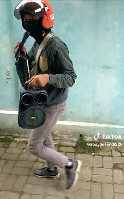 aksi kocak kurir paket antar barang bawa mic & speaker © berbagai sumber aksi kocak kurir paket antar barang bawa mic & speaker © berbagai sumber