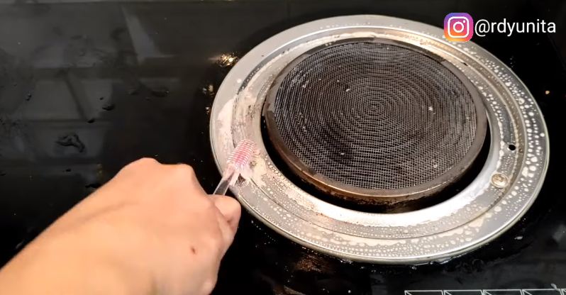 Cara mudah bersihkan kerak burner kompor tanam, jadi kinclong seperti baru