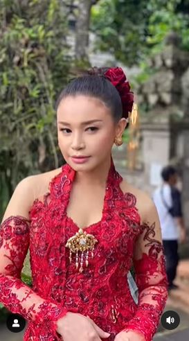 Gunakan kebaya Jawa dan nyanyi lagu Bengawan Solo, ini 8 potret Rossa tampil di stasiun TV China