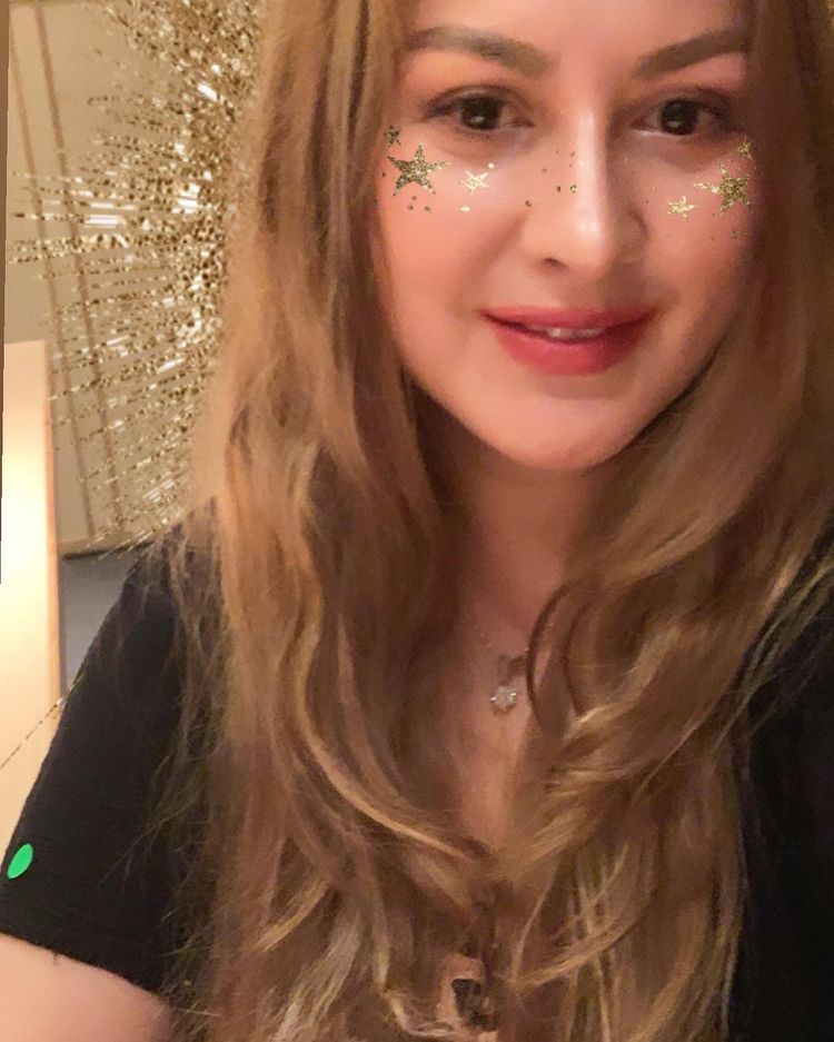 Jovanka Mardova penjual kue © berbagai sumber