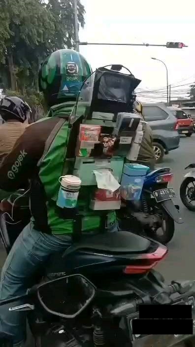 driver ojek online nyeleneh saat narik © berbagai sumber