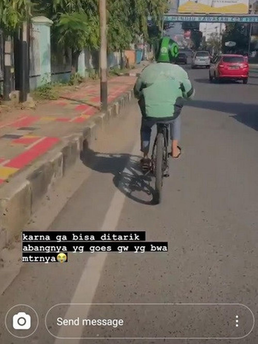 driver ojek online nyeleneh saat narik © berbagai sumber