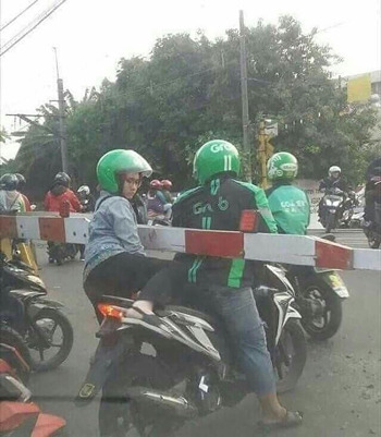 driver ojek online nyeleneh saat narik © berbagai sumber driver ojek online nyeleneh saat narik © berbagai sumber