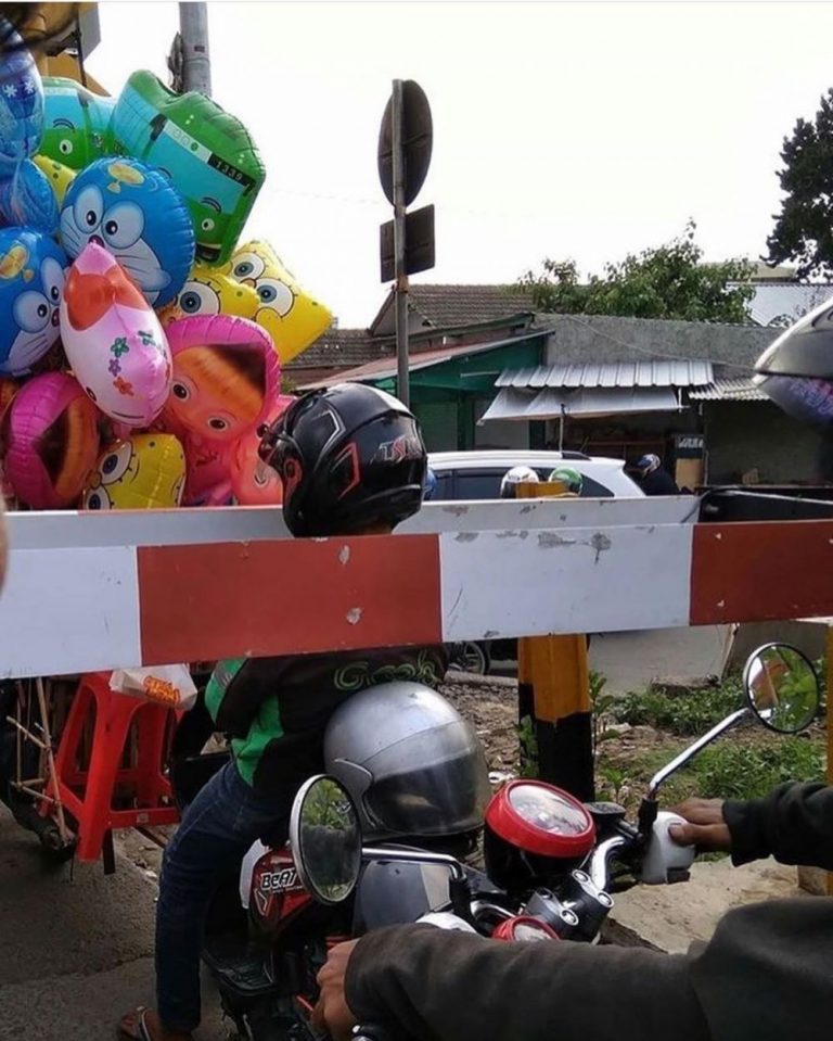 driver ojek online nyeleneh saat narik © berbagai sumber driver ojek online nyeleneh saat narik © berbagai sumber