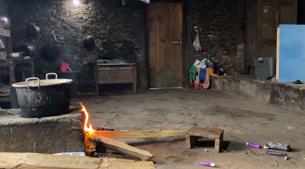 9 Potret dapur beralaskan semen milik Novi Listiana pedangdut jadi petani, kompornya tungku kayu bakar