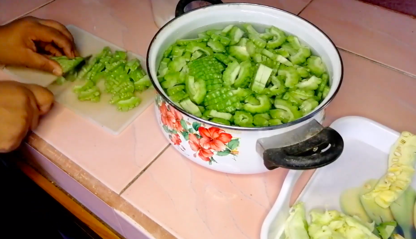 Bukan asal dimasukkan kulkas, ini cara simpan pare yang sudah diiris agar tetap segar dan tahan lama