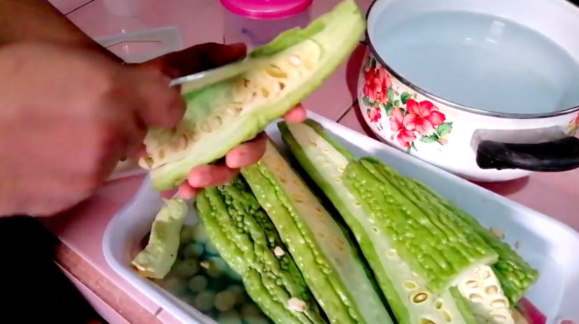 Bukan asal dimasukkan kulkas, ini cara simpan pare yang sudah diiris agar tetap segar dan tahan lama