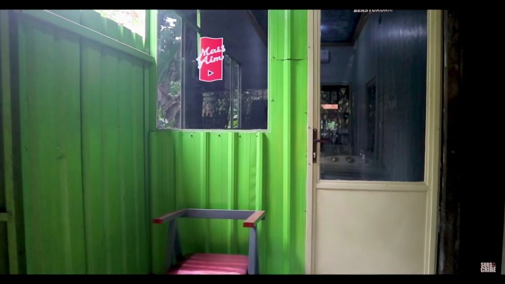 bangunan seng gudang dalamnya estetik © YouTube/mas aim