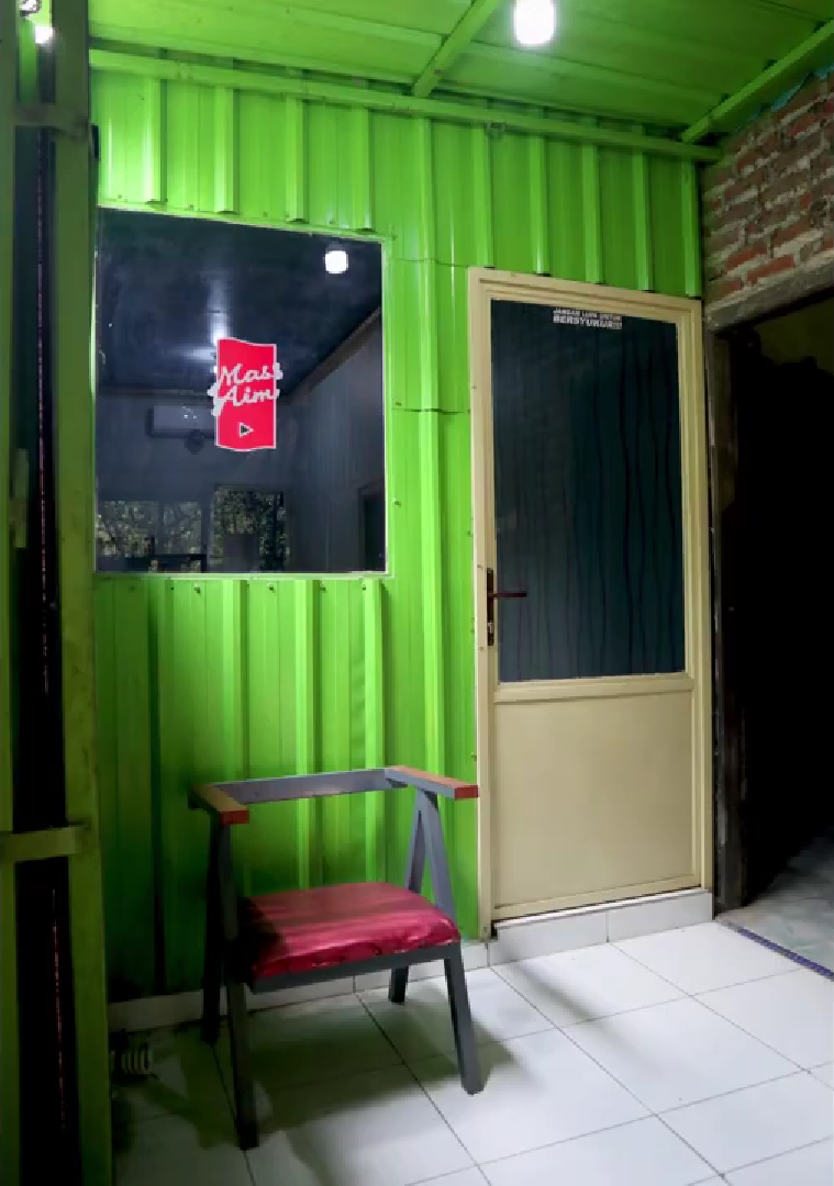 bangunan seng gudang dalamnya estetik © YouTube/mas aim