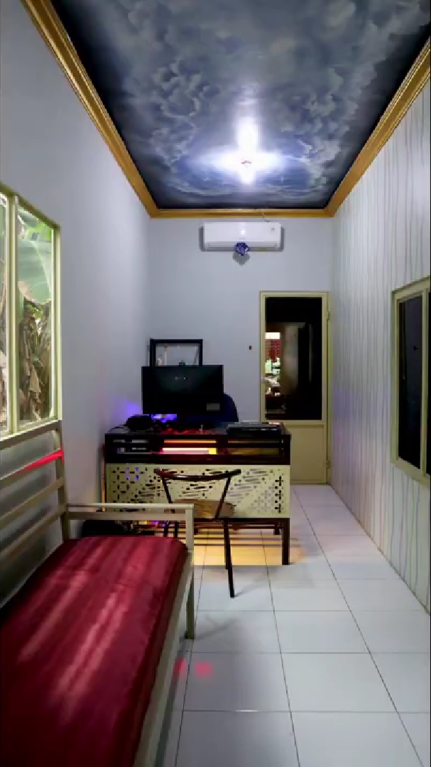 bangunan seng gudang dalamnya estetik © YouTube/mas aim