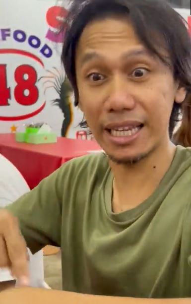 Pengamen ini bawakan lagu 