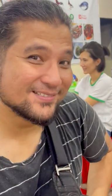 Pengamen ini bawakan lagu 