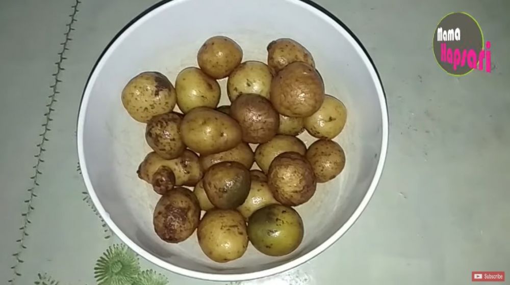 Bukan direbus, ini trik cepat mengupas kentang mini tanpa alat
