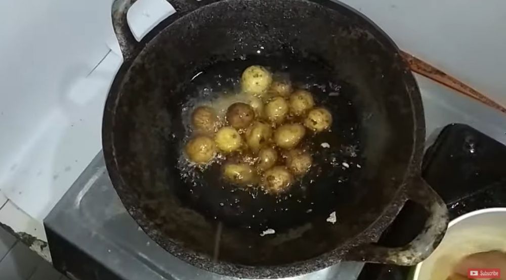 Bukan direbus, ini trik cepat mengupas kentang mini tanpa alat