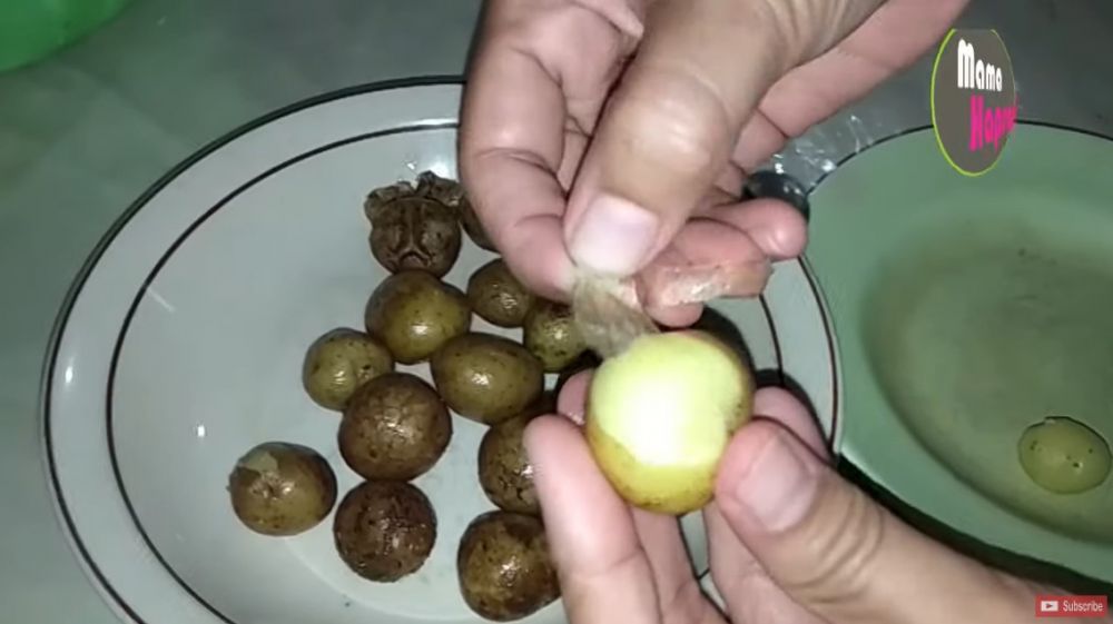 Bukan direbus, ini trik cepat mengupas kentang mini tanpa alat