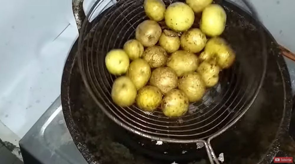 Bukan direbus, ini trik cepat mengupas kentang mini tanpa alat