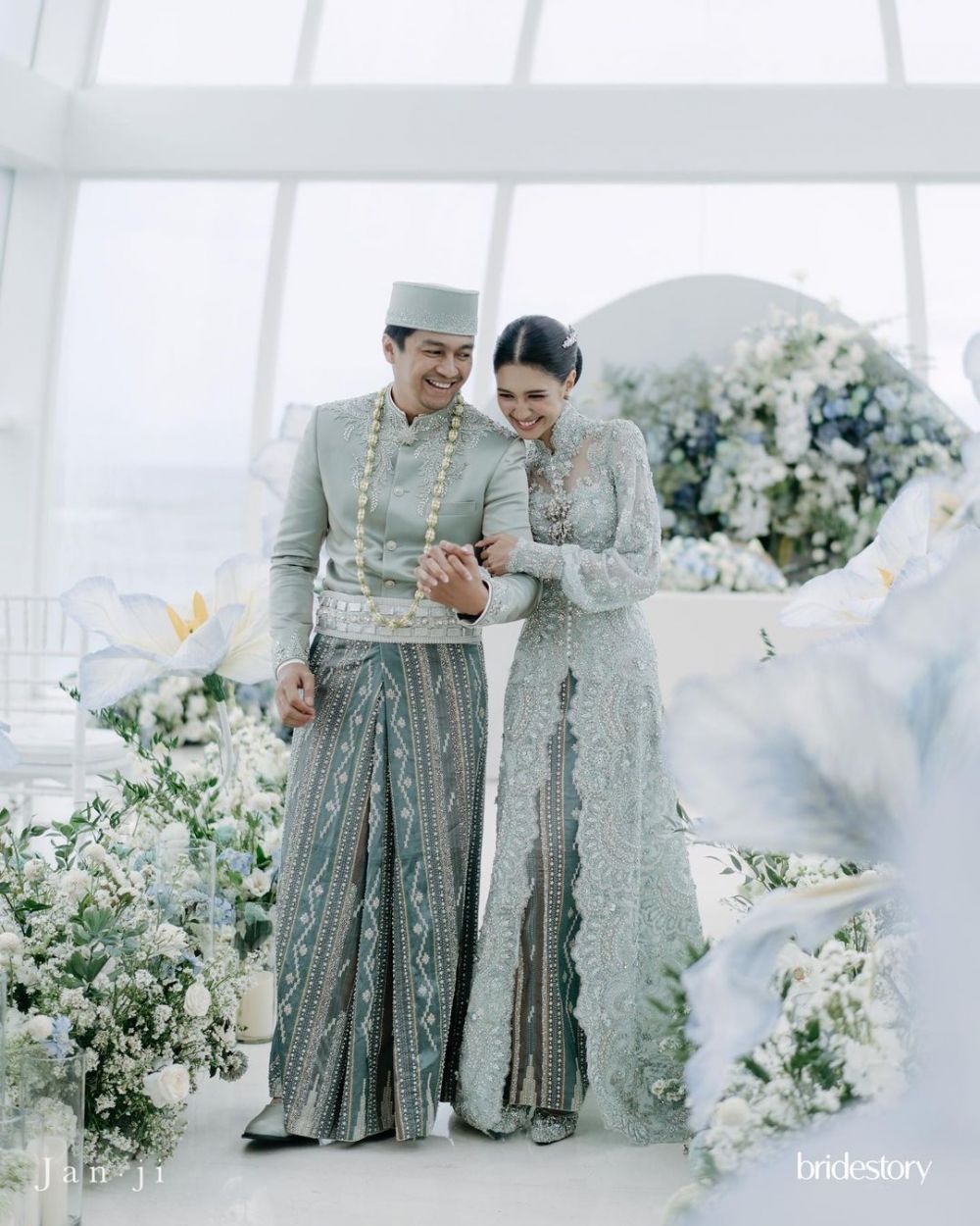 11 Momen pernikahan Deva Mahenra dan Mikha Tambayong, kenakan gaun warisan mendiang ibu