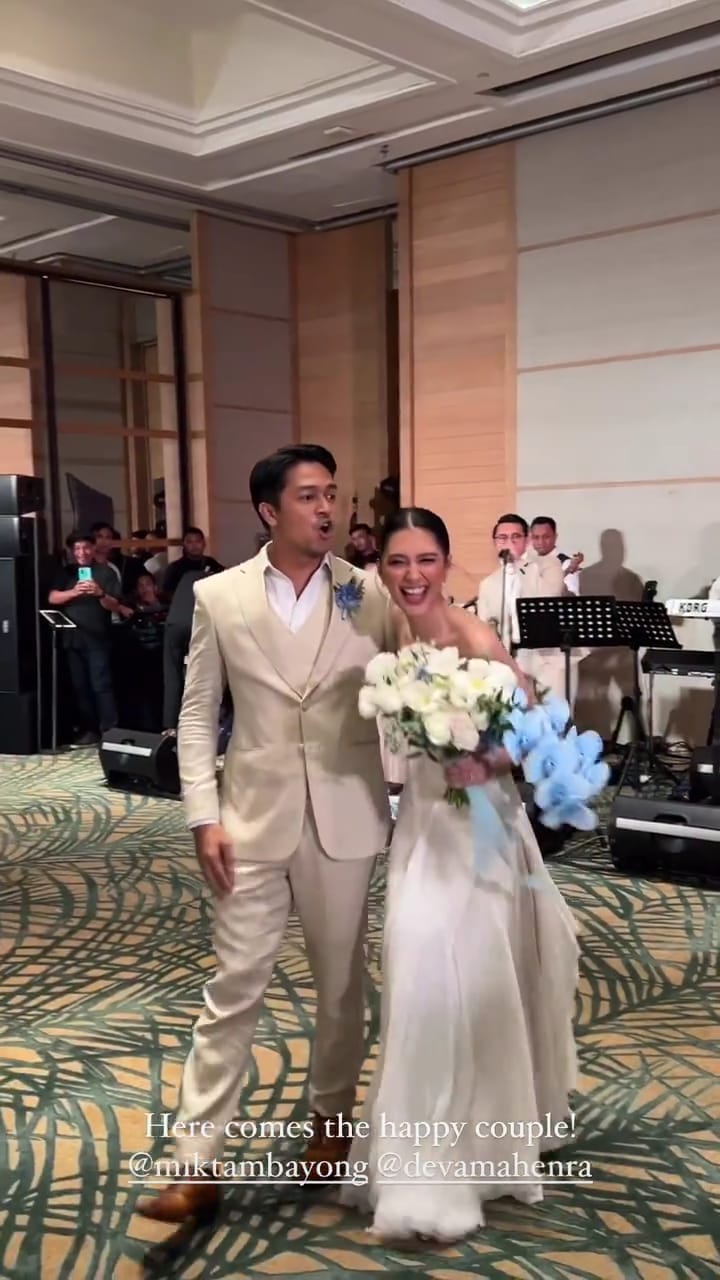 11 Momen pernikahan Deva Mahenra dan Mikha Tambayong, kenakan gaun warisan mendiang ibu