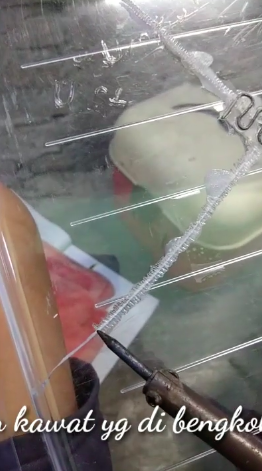 Tak perlu diganti baru, ini cara memperbaiki rak kulkas yang patah