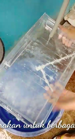 Tak perlu diganti baru, ini cara memperbaiki rak kulkas yang patah