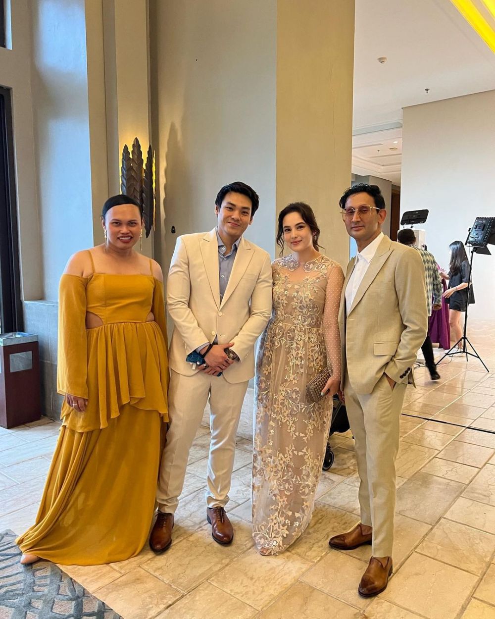 gaya seleb hadiri pernikahan mikha dan deva © instagram gaya seleb hadiri pernikahan mikha dan deva © instagram