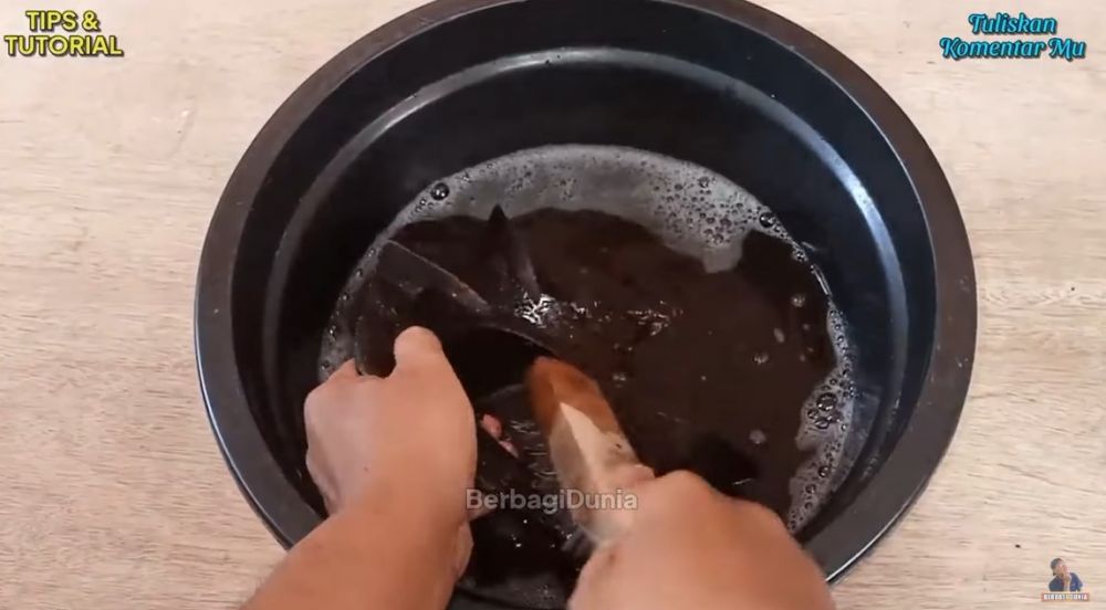 Cara membersihkan kerak tungku kompor gas ini cuma pakai 2 bahan dapur, kinclong seperti baru