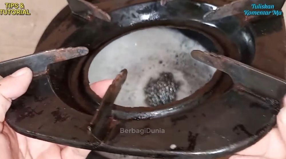 Cara membersihkan kerak tungku kompor gas ini cuma pakai 2 bahan dapur, kinclong seperti baru