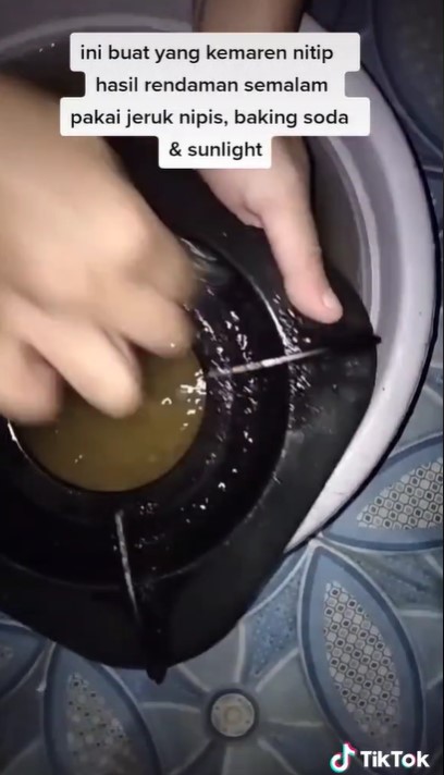 Cara membersihkan kerak tungku kompor gas ini cuma pakai 2 bahan dapur, kinclong seperti baru