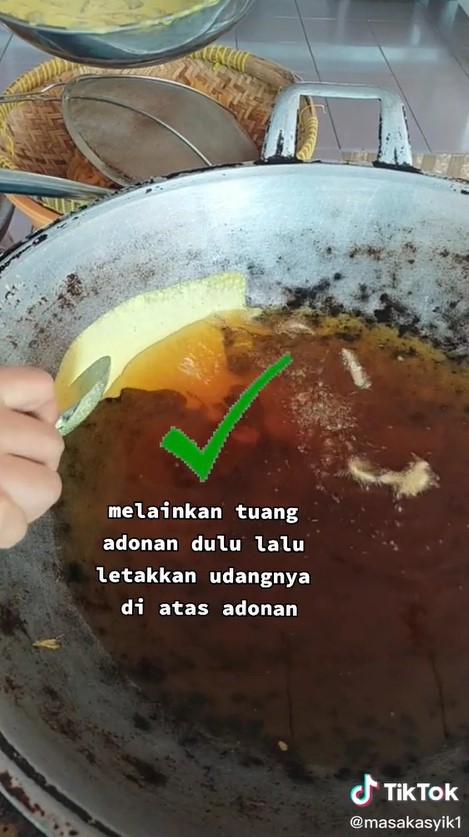 Trik menggoreng rempeyek udang agar hasilnya cantik dan isiannya lebih merata