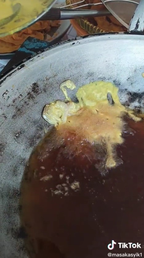 Trik menggoreng rempeyek udang agar hasilnya cantik dan isiannya lebih merata