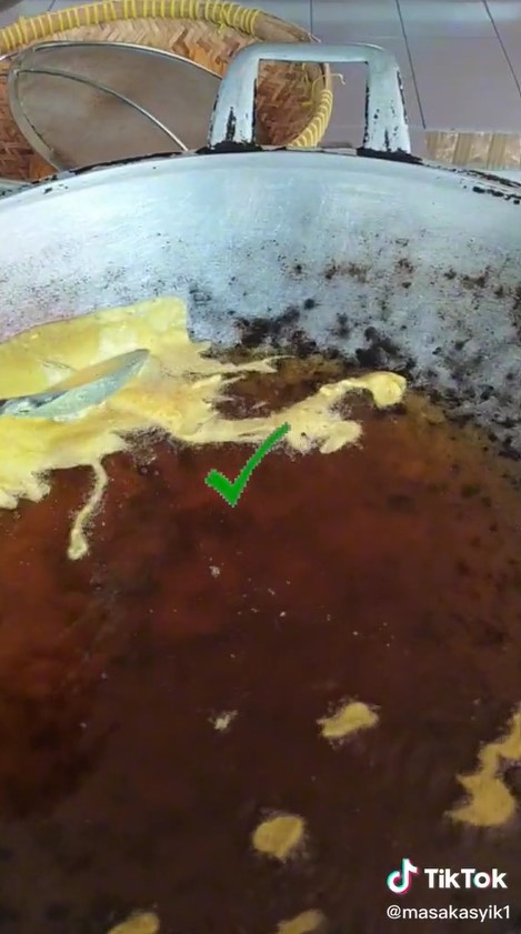 Trik menggoreng rempeyek udang agar hasilnya cantik dan isiannya lebih merata