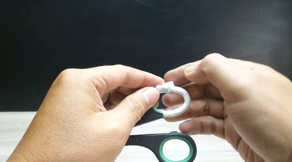 Jangan langsung dibuang, begini cara mudah memperbaiki gagang gunting yang patah