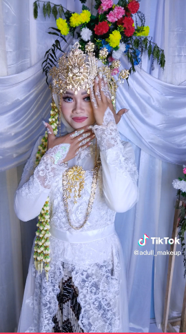 Wanita ini pakai makeup dan busana pengantin adat Sunda pilihan mertua, hasilnya kayak beda orang