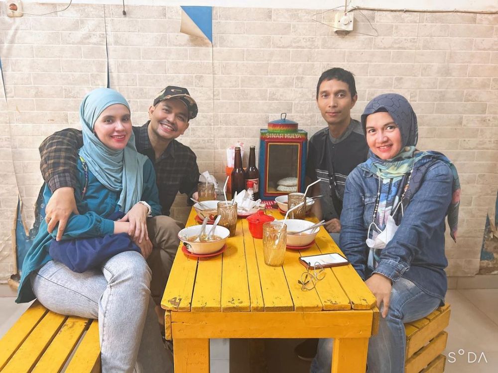 indra bekti makan di warung soto sama istri © instagram