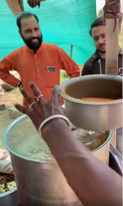 Pembuatan kuah makanan India ini disebut paling nggak higienis, aduk pakai tangan