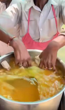 Pembuatan kuah makanan India ini disebut paling nggak higienis, aduk pakai tangan