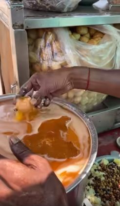Pembuatan kuah makanan India ini disebut paling nggak higienis, aduk pakai tangan