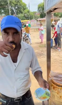 Pembuatan kuah makanan India ini disebut paling nggak higienis, aduk pakai tangan
