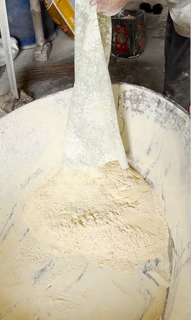 Pembuatan sejenis keripik di India ini disebut paling nggak higienis, ini 11 fotonya