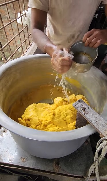 Pembuatan sejenis keripik di India ini disebut paling nggak higienis, ini 11 fotonya