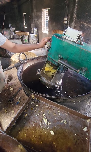 Pembuatan sejenis keripik di India ini disebut paling nggak higienis, ini 11 fotonya