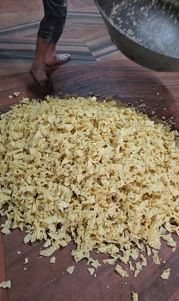 Pembuatan sejenis keripik di India ini disebut paling nggak higienis, ini 11 fotonya